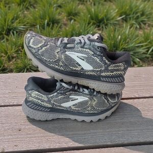 Brooks Snakeskin Pattern Gray and Cream Athletic Woman's Shoes
